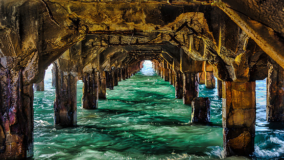 Under Mala Wharf
